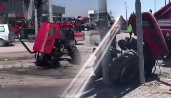 Kavşakta feci kaza! Traktör ortadan ikiye ayrıldı