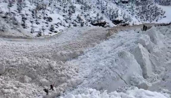 Facianın eşiğinden dönüldü! Çığdan son anda kurtuldular