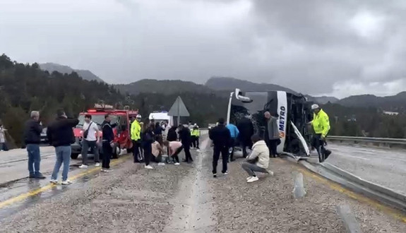 Konya'da feci kaza! Yolcu otobüsü devrildi