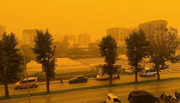 Libya'dan Türkiye'ye giriş yaptı! Çöl tozları Antalya'yı yuttu: Gökyüzü kızıla boyandı