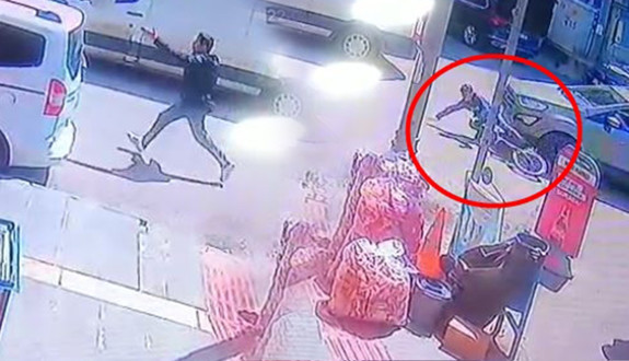 Kaza kamerada! 14 yaşındaki çocuk otomobilin altında sürüklendi