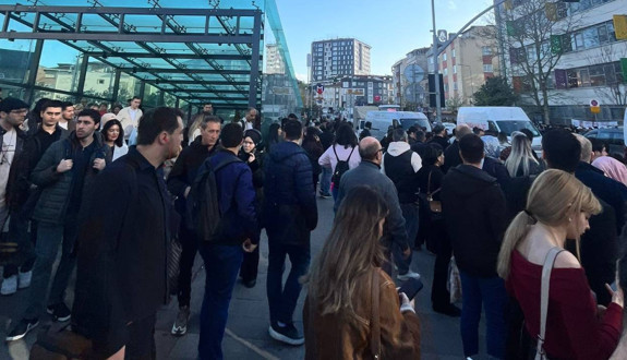 M7 hattında su baskını krizi: Metro durdu, İstanbullular sokaklara döküldü
