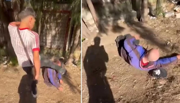 İzmir'de korkunç görüntüler! Uyuyan yaşlı adamın yüzünü tekmeleyip sosyal medyaya attılar