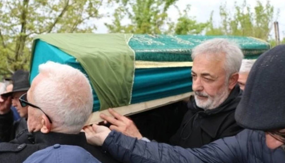 Mehmet Aslantuğ'un acı günü! Annesini son yolculuğuna uğurladı