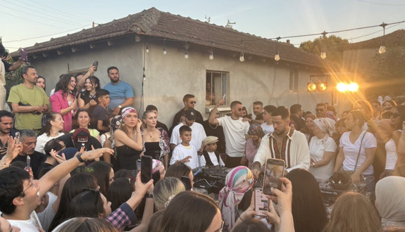 Dünyaca ünlü DJ Mahmut Orhan köyünde konser verdi! Genç yaşlı herkes doyasıya eğlendi