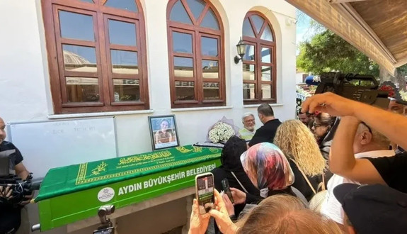 Ece İrtem'in cenazesinde tepki çeken görüntü! Deniz Seki ateş püskürdü