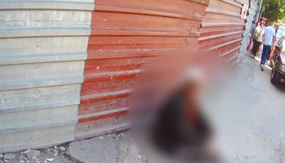 Zabıta o anları saniye saniye kaydetti! Mendil satıcısı kendini demir korumalıklara vurdu: Gel bir çay içelim