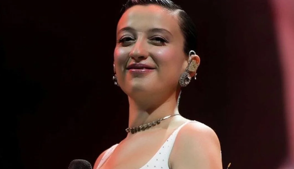 Karnı burnunda Harbiye sahnesine Çıktı! Melike Şahin bebeğinin cinsiyetini ilk kez açıkladı