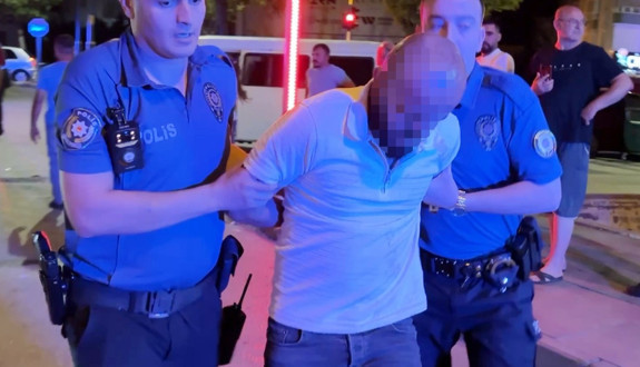 Alkollü sürücü trafikte dehşet saçtı! “Kelepçe vuramazlar imkansız” dedi, polise küfürler yağdırdı!