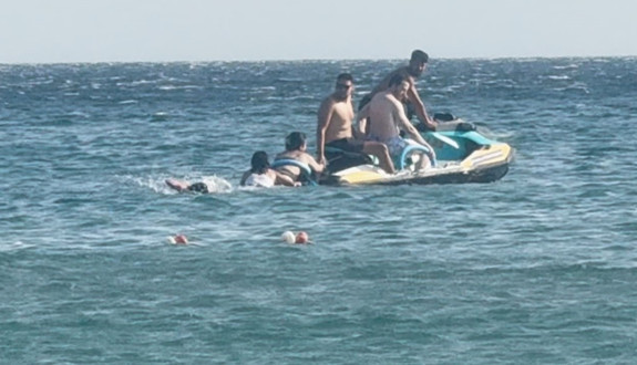 Denizde can pazarı! Korku dolu anlar kamerada
