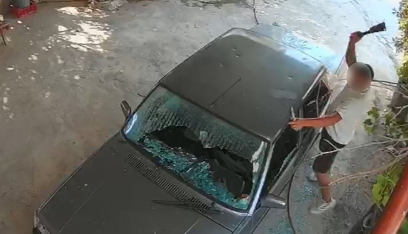 Eski erkek arkadaşından satırlı saldırı! 3 dakika boyunca kadının aracını böyle parçaladı!