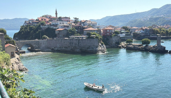 6 bin nüfuslu Amasra'ya 1 milyon turist!