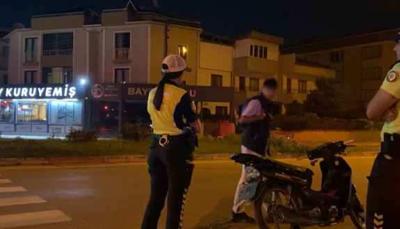 Polisler bile şaştı kaldı! Cezayı duydu motoru bıraktı: Kolay gelsin