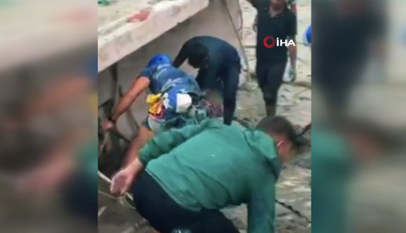 Nepal'de 11 gün sonra gelen mucize! Herkes umudunu kesmişti: Çamur dolu evden böyle çıkarıldı