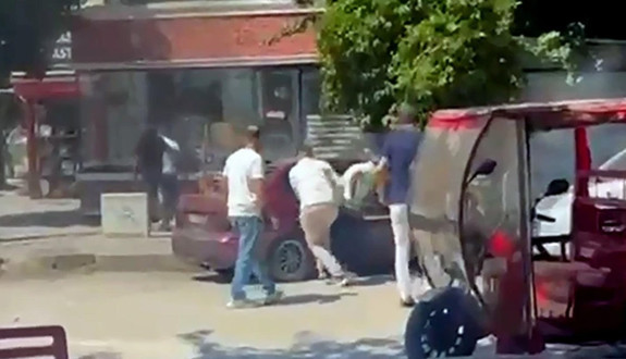 Adana'da alacak kavgası! Otomobile sopalarla saldırdılar