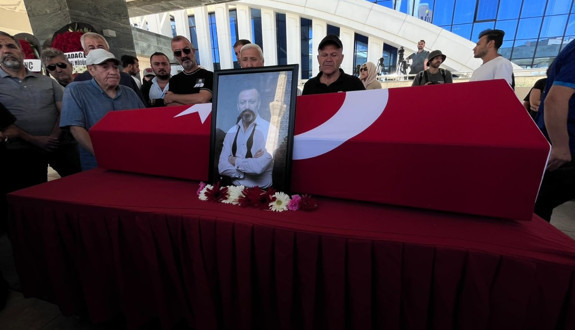 Oyuncu Serhat Kılıç'a acı veda! Gözyaşları sel oldu: Tabuta sarılıp ağladı