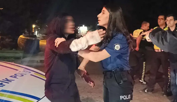 Hem suçlu hem güçlü! Ters yöne girdi, polislere saldırdı, gazetecilere de tükürdü: ‘Sanatçıyım ben’
