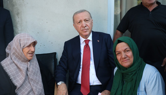 Cumhurbaşkanı Erdoğan'dan Rize'de komşu ziyareti! Samimi anlar: Kime benziyi!