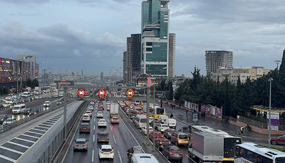 İstanbul’da iş çıkışı kabusu! Yağmurla birlikte trafik yoğunluğu zirve yaptı!