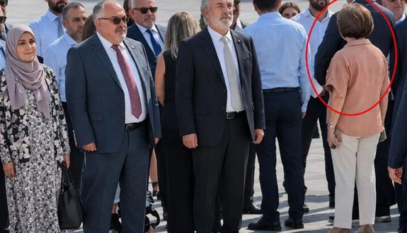 Törende isim krizi! Belediye başkanı protokole sırtını döndü