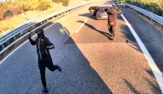 Antalya'da film gibi soygun! Türk şoföre kabusu yaşattılar! Dehşet anları saniye saniye kamerada