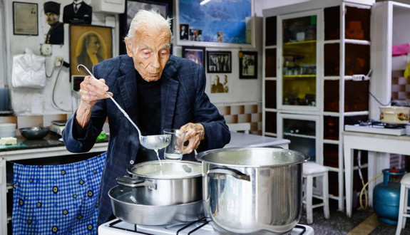 Almanya'dan, İtalya'dan geliyorlardı... Fenomen kahvaltıcı eşref amca, dükkanını kapatıyor!
