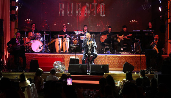 Rubato’dan yeni nesil müziğe gönderme! Algoritma sözleri dikkat çekti