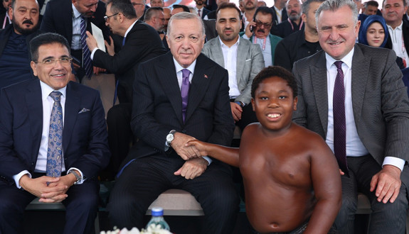 Cumhurbaşkanlığı Kupası'nda yürek ısıtan anlar! Erdoğan’ın elini öptü: Tanzanyalı Osman Ali Arap Mustafa’nın izinde