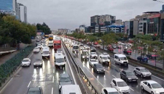 Sağanak İstanbul’u kilitledi: Haftanın ilk gününde İstanbul trafiği felç: Bazı güzergâhlarda yolculuk 2 saate çıktı