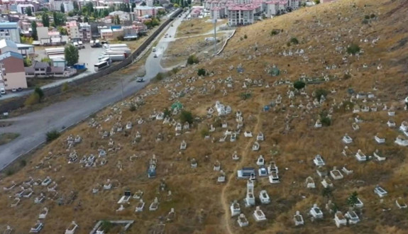 Mezarı açılınca kan donduran gerçek ortaya çıktı! Yenidoğan bebeğin ağzına peçete koyup öldürmüşler: Anne ve anneanne tutuklandı