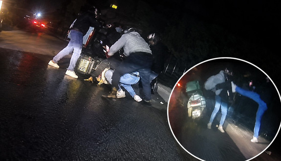 “Seni burada görmeyeyim” mesajından sonra olan oldu: Motokuryeyi tekme tokat dövüp kaskla vurdular! 'Sana özür videosu çektireceğiz'