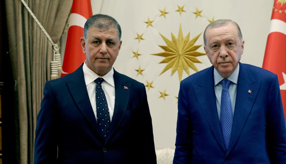 SON DAKİKA |  Tüm gözler Ankara'da: Cemil Tugay AK Parti Genel Merkezi'ne geldi! Rozetini Erdoğan takacak...
