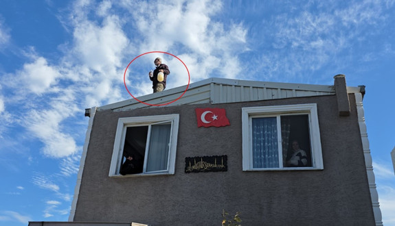 Yıkım anında şoke eden görüntü: Kaçak evi için direndi! Çatıda benzin bidonuyla dolu 3 saat