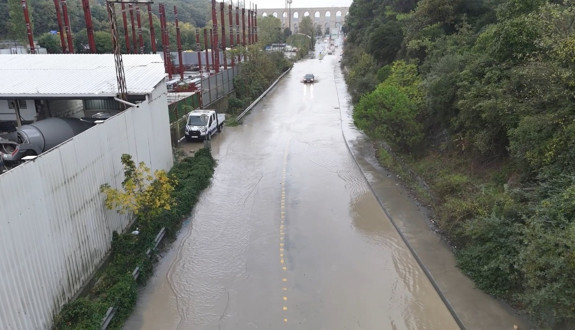 SON DAKİKA | İSTANBUL'DA BEKLENEN YAĞIŞ BAŞLADI! Yollar göle döndü! Trafik felç oldu: Adım bile atılamıyor! Okullar yarın tatil edildi