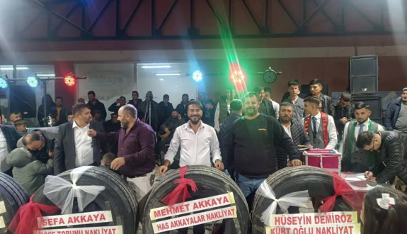 Afyonkarahisar'da ezber bozan hediye! 4 kamyon lastiği herkesi şaşkına çevirdi