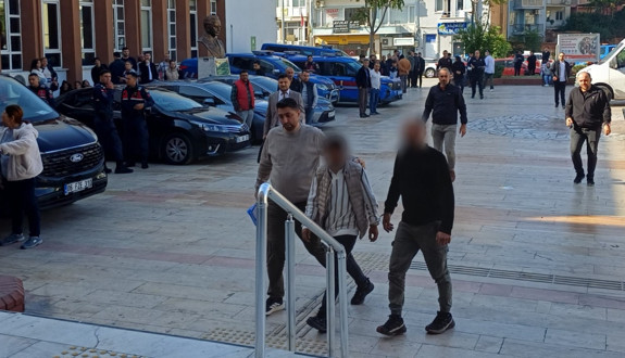 Bir şehri karıştıran olay! Sevgilisinin evinde eşiyle karşılaştı! Silah çekip tehdit etti