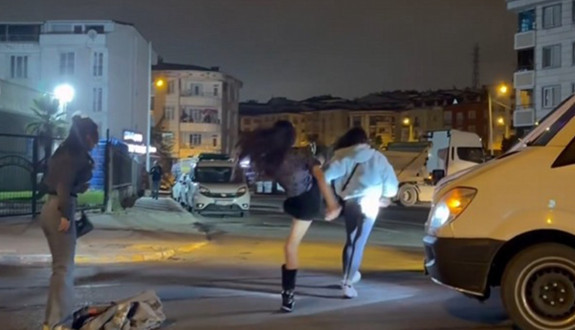 HAVADA DÖNEREK TEKMELER SAVURDU! Esenyurt'ta tepki çeken anlar: Trans bireyden bir kadına saldırı!