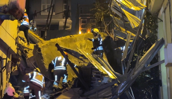 Beyoğlu gece yarısı korkuyla uyandı! 5 katlı bina çöktü: Saatlerce arama yapıldı