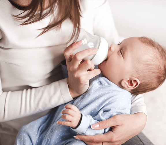Bebek nasıl beslenmelidir? Bebeği biberonla beslerken dikkat edilmesi gerekenler neler? Ay ay bebek beslenme tablosu - Resim: 1