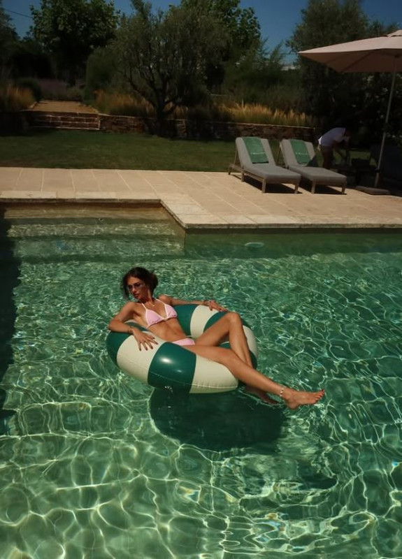 Deren Talu'dan iddialı havuz paylaşımı! Pembe bikinisiyle pozlar verdi, fit vücudu sosyal medyayı yaktı geçti - Resim: 5