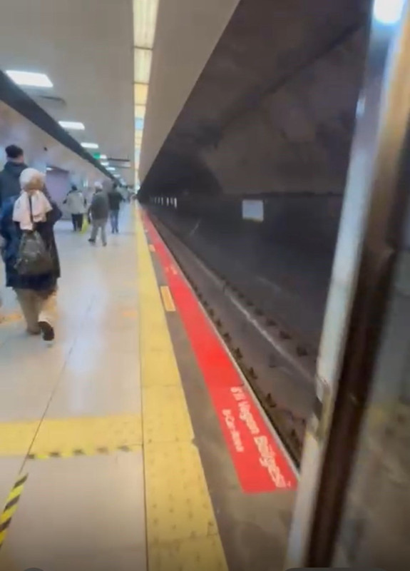 İstanbul metrosunda acı olay! Bir anda atladı, hiç kimse fark etmedi… Seferler aksadı, yolcular raylarda yürüdü - Resim: 7