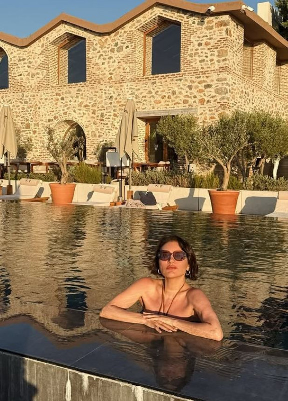 Göksel'den nefes kesen tatil paylaşımı! Mayolu pozlarıyla yıllara meydan okudu - Resim: 2
