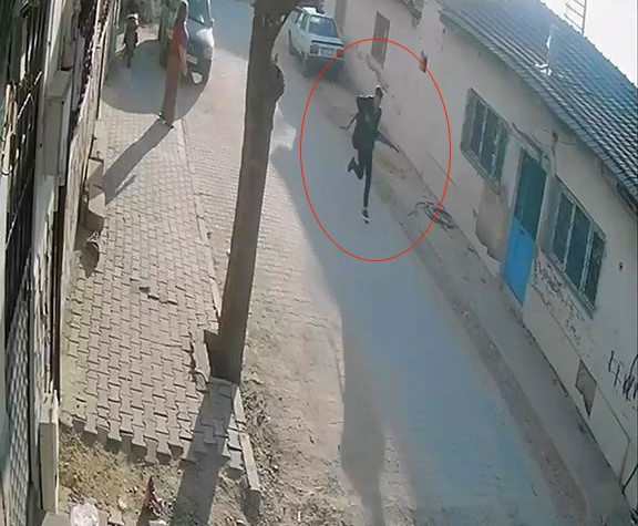 Manisa Turgutlu'da okul önünde silahlı saldırı! 2'si ağır 11 yaralı öğrenci var! Saldırganın kimliği belli oldu - Resim : 1
