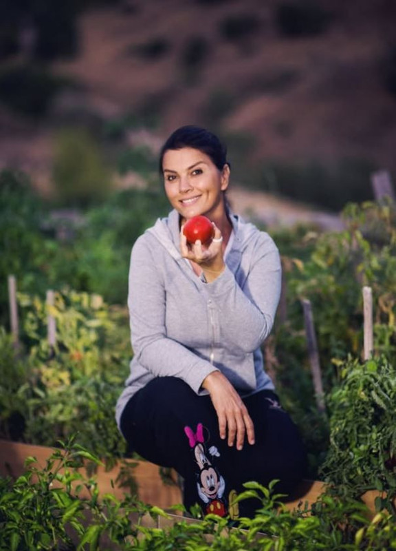 Kızılcık Şerbeti'nin Nilgün'ü Açelya Akkoyun kollarını sıvadı! Salça kaynattı, yufka açtı! O anları yoğun ilgi gördü - Resim: 4