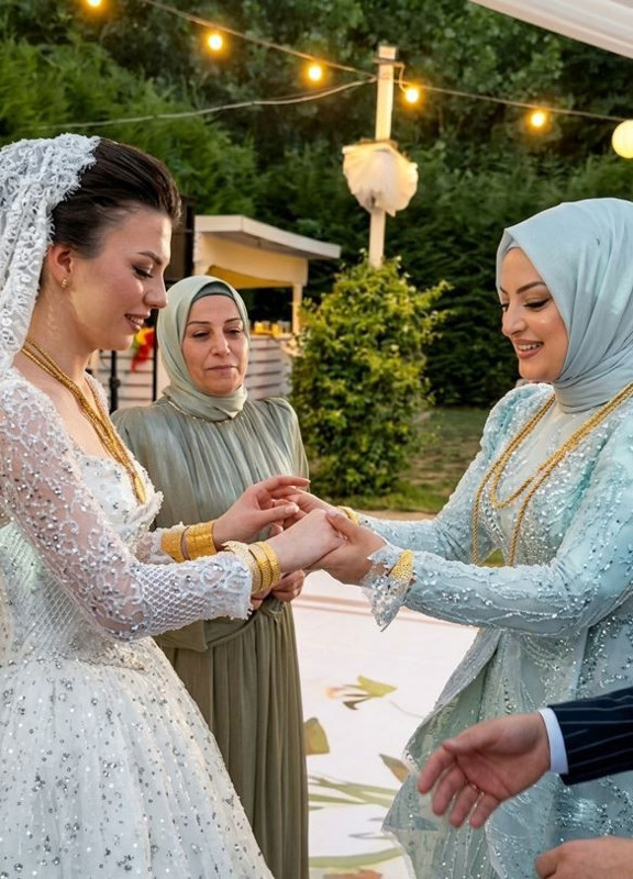 Kadir Ezildi kesenin ağzını açtı: Kardeşinin düğününde servet taktı, gelinini altınlara boğdu - Resim: 4