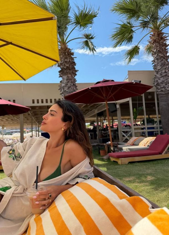 Özge Yağız set arasını fırsata çevirdi! Cesur karelerini peş peşe paylaştı - Resim: 3