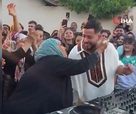 Dünyaca ünlü DJ Mahmut Orhan köyünde konser verdi! Genç yaşlı herkes doyasıya eğlendi - Resim : 1