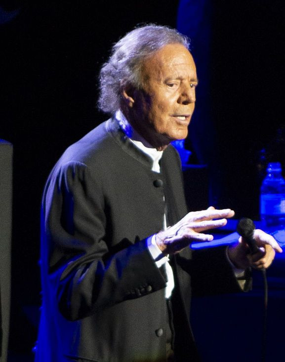 Müzik dünyasını sarsan iddia! Ünlü şarkıcı tacizle suçlandı - Resim: 4