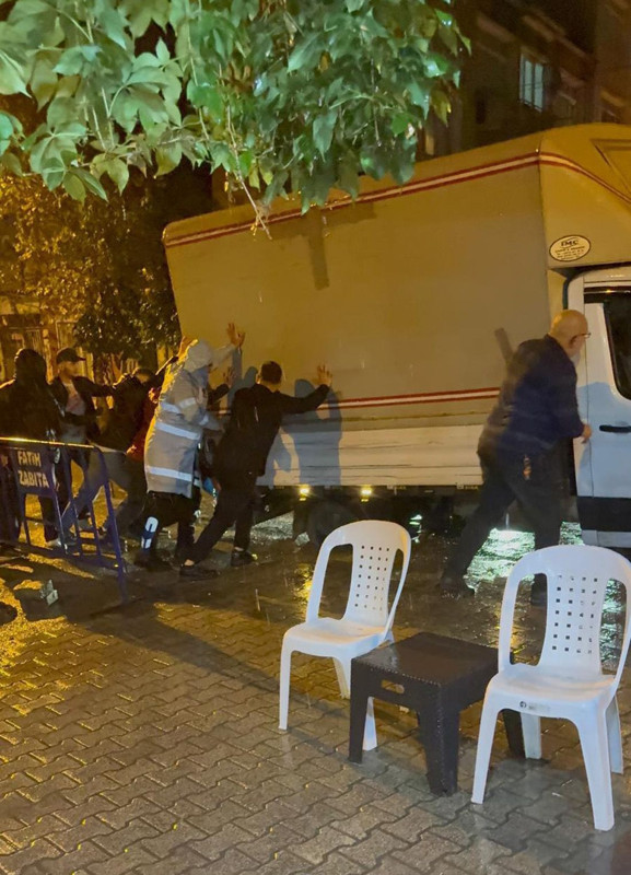 AKOM uyarmıştı! İstanbul ve Ankara'da kabus gibi gece! Yollar çöktü, kanal taştı, bina tahliye edildi! - Resim: 7