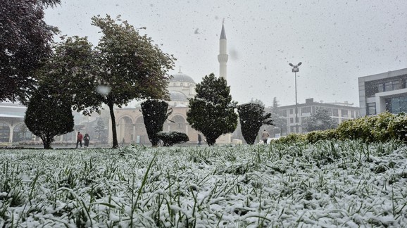 Balkanlardan gelen soğuk hava dalgası Düzce'ye ulaştı. Kent merkezi beyaza büründü - Resim : 1